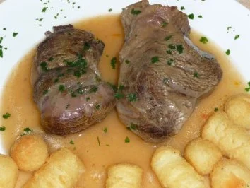 Rinderbeinscheibe mit Gemüse gegart - Rezept