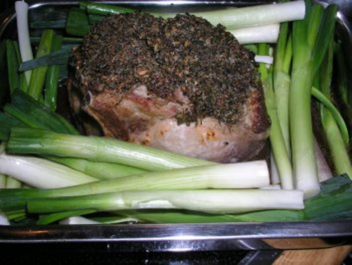 Schweinebraten auf Lauchzwiebelbett - Rezept - Bild Nr. 2