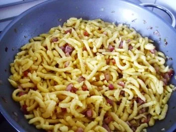 Rezept: Käsespätzle nicht ganz vegetarisch Bild Nr. 3 Käsespätzle nicht ganz vegetarisch - Rezept - Bild Nr. 3