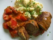 Rindsroulade mit Sauerkrautfüllung an Rahmpaprika - Rezept