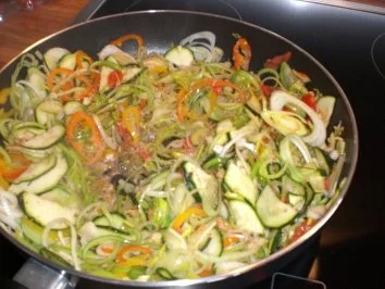 Rezept: Michi's feiner Lauchgemüsestrudel Bild Nr. 5 Michi's feiner Lauchgemüsestrudel - Rezept - Bild Nr. 5