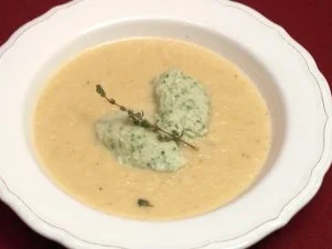 Sauerkrautsüppchen mit Spinat-Zander-Klößchen - Rezept