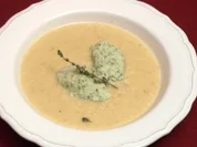 Rezept: Sauerkrautsüppchen mit Spinat-Zander-Klößchen Sauerkrautsüppchen mit Spinat-Zander-Klößchen - Rezept