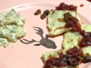 Rezept: Reh-Ravioli mit Granatapfelsoße und Schwarzwurzel Reh-Ravioli mit Granatapfelsoße und Schwarzwurzel - Rezept