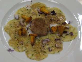 Semmelknödelcarpaccio mit Waldpilzen und Wildschweinfleischküchle - Rezept