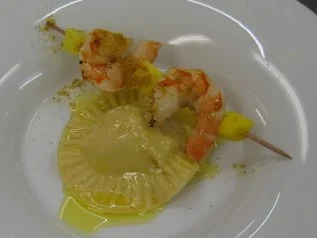 Rezept: Hummerravioli mit Mandelbutter und Gamba-Mangospieß Hummerravioli mit Mandelbutter und Gamba-Mangospieß - Rezept
