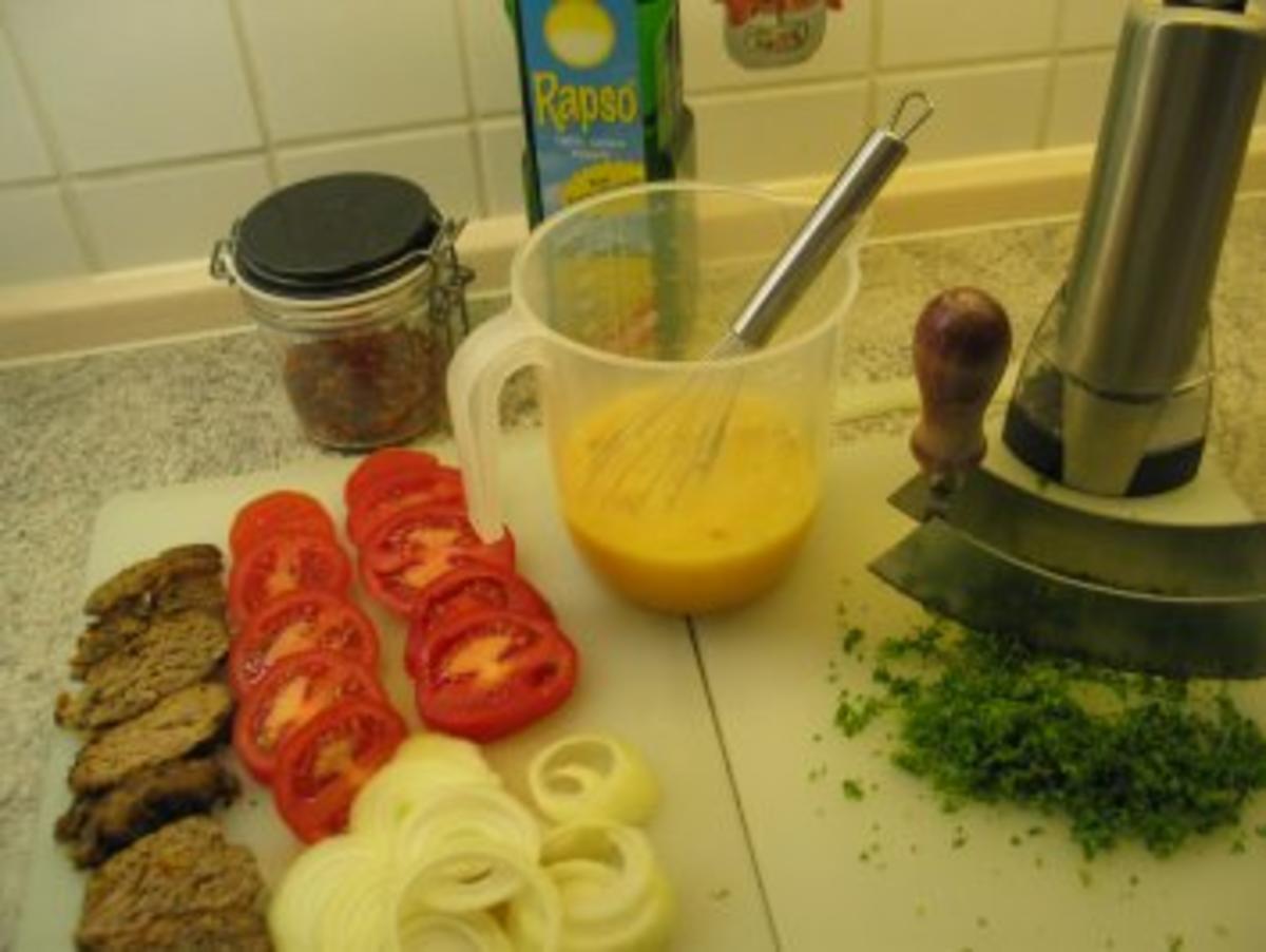 Eierspeisen:  Reste-Omelett mit Frikadellen/Bouletten - Rezept - Bild Nr. 2