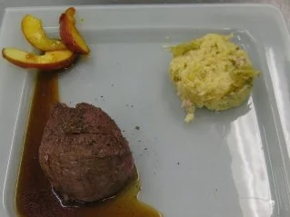 Rezept: Rosa gebratenes Rinderfilet an Kartoffel-Wirsingstampf mit karamellisierten Apfelstreifen Rosa gebratenes Rinderfilet an Kartoffel-Wirsingstampf mit karamellisierten Apfelstreifen - Rezept