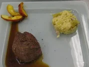 Rosa gebratenes Rinderfilet an Kartoffel-Wirsingstampf mit karamellisierten Apfelstreifen - Rezept