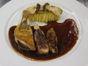 Perlhuhn mit Schokoladenlack an Steinpilzen, Rotweinschaum und Kartoffelstampf - Rezept