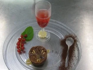 Himbeer-Cassissorbet in Champagner neben Tarte au Chocolatpraline - Rezept