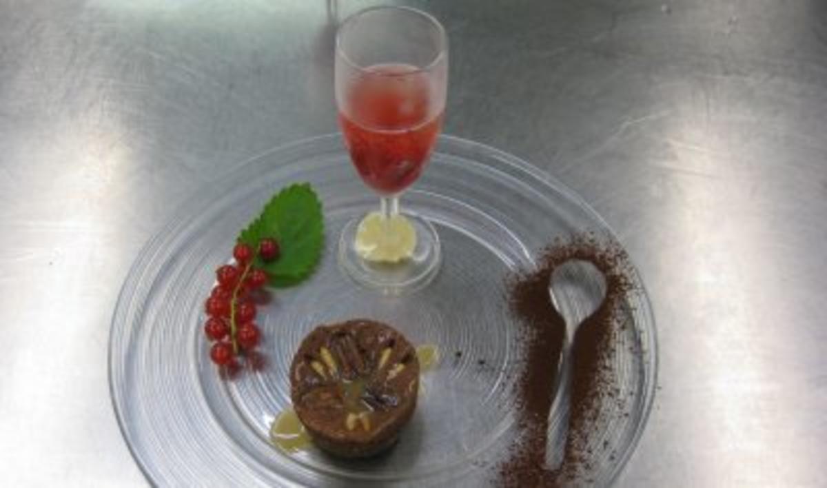 Himbeer-Cassissorbet in Champagner neben Tarte au Chocolatpraline -
Rezept Durch Unter Volldampf