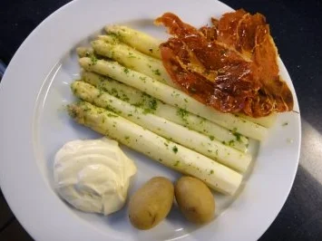 Spargeln mit Mayo-Mousseline und Serrano-Chips - Rezept - Bild Nr. 3