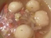 Knödeltopf Oma Garten mit Minifrikadellen - Rezept