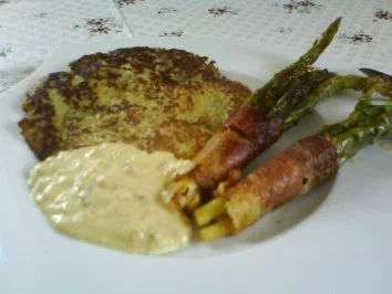 Rezept: Grüner Spargel im Speckmantel mit Balsamico-Senfsoße Grüner Spargel im Speckmantel mit Balsamico-Senfsoße - Rezept