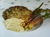 Grüner Spargel im Speckmantel mit Balsamico-Senfsoße - Rezept