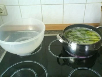 Rezept: Grüner Spargel im Speckmantel mit Balsamico-Senfsoße Bild Nr. 6 Grüner Spargel im Speckmantel mit Balsamico-Senfsoße - Rezept - Bild Nr. 6