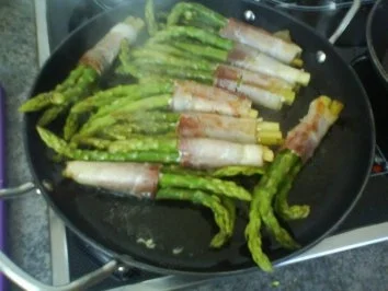 Rezept: Grüner Spargel im Speckmantel mit Balsamico-Senfsoße Bild Nr. 9 Grüner Spargel im Speckmantel mit Balsamico-Senfsoße - Rezept - Bild Nr. 9