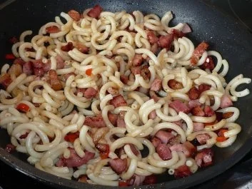 Rezept: Pasta: Bratnudeln mit Käse überbacken Bild Nr. 3 Pasta: Bratnudeln mit Käse überbacken - Rezept - Bild Nr. 3