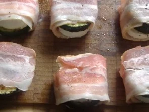 Ziegenkäsetaler mit Zucchini und Bacon auf Rucola - Rezept - Bild Nr. 3