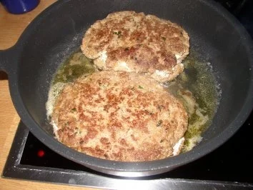 Rezept: Gefüllte Hack-Bärlauch-Riesenfrikadellen Bild Nr. 5 Gefüllte Hack-Bärlauch-Riesenfrikadellen - Rezept - Bild Nr. 5