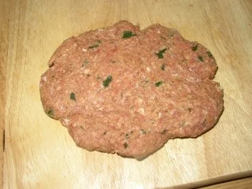 Rezept: Gefüllte Hack-Bärlauch-Riesenfrikadellen Bild Nr. 2 Gefüllte Hack-Bärlauch-Riesenfrikadellen - Rezept - Bild Nr. 2