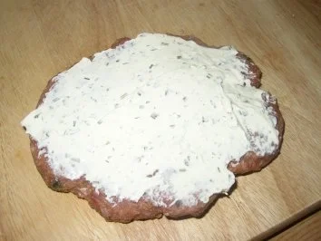 Rezept: Gefüllte Hack-Bärlauch-Riesenfrikadellen Bild Nr. 3 Gefüllte Hack-Bärlauch-Riesenfrikadellen - Rezept - Bild Nr. 3