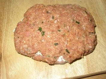 Rezept: Gefüllte Hack-Bärlauch-Riesenfrikadellen Bild Nr. 4 Gefüllte Hack-Bärlauch-Riesenfrikadellen - Rezept - Bild Nr. 4