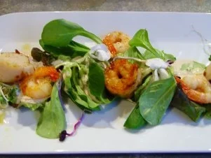 Rezept: Sesam-Gurken-Tagliatelle mit gebratenen Jakobsmuscheln ,Riesengarnelen und Blattsalaten Sesam-Gurken-Tagliatelle mit gebratenen Jakobsmuscheln ,Riesengarnelen und Blattsalaten - Rezept