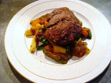 Rezept: Rinderfilet Bulgogi in Sesam-Birnen-Marinade auf Süßkartoffelgemüse mit Mango Rinderfilet Bulgogi in Sesam-Birnen-Marinade auf Süßkartoffelgemüse mit Mango - Rezept