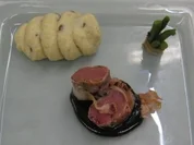 Rehrücken auf Kartoffel-Walnusspüree und Bohnen im Speckmantel und Johannisbeer-Preiselbee - Rezept