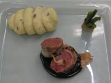Rehrücken auf Kartoffel-Walnusspüree und Bohnen im Speckmantel und Johannisbeer-Preiselbee - Rezept