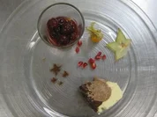 Dreifarbige Schoggi-Terrine mit Amaretto-Schattenmorellen - Rezept