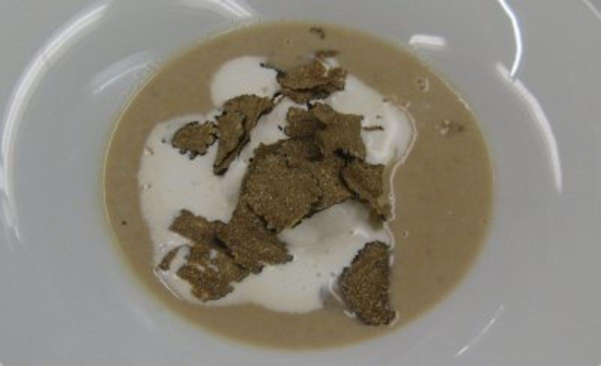 Getrüffelte Maronensuppe mit Crêpes-Kräuterschnecken - Rezept - kochbar.de