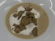 Getrüffelte Maronensuppe mit Crêpes-Kräuterschnecken - Rezept
