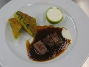 Lammcarré mit Mais-Brennesselkuchen - Rezept