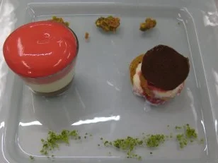 Mousses von Schokolade und Himbeeren neben Vanille-Rum-Sahnelasagne - Rezept