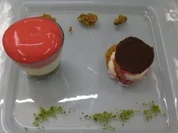 Mousses von Schokolade und Himbeeren neben Vanille-Rum-Sahnelasagne - Rezept