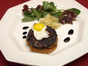 Blattsalate mit Tattie Scone, Black Pudding und Apfel - Rezept