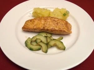 Rezept: Salmon Steak, warmer Kartoffelsalat und Gurkensalat Salmon Steak, warmer Kartoffelsalat und Gurkensalat - Rezept
