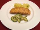 Salmon Steak, warmer Kartoffelsalat und Gurkensalat - Rezept