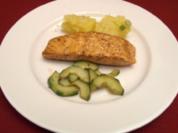 Salmon Steak, warmer Kartoffelsalat und Gurkensalat - Rezept