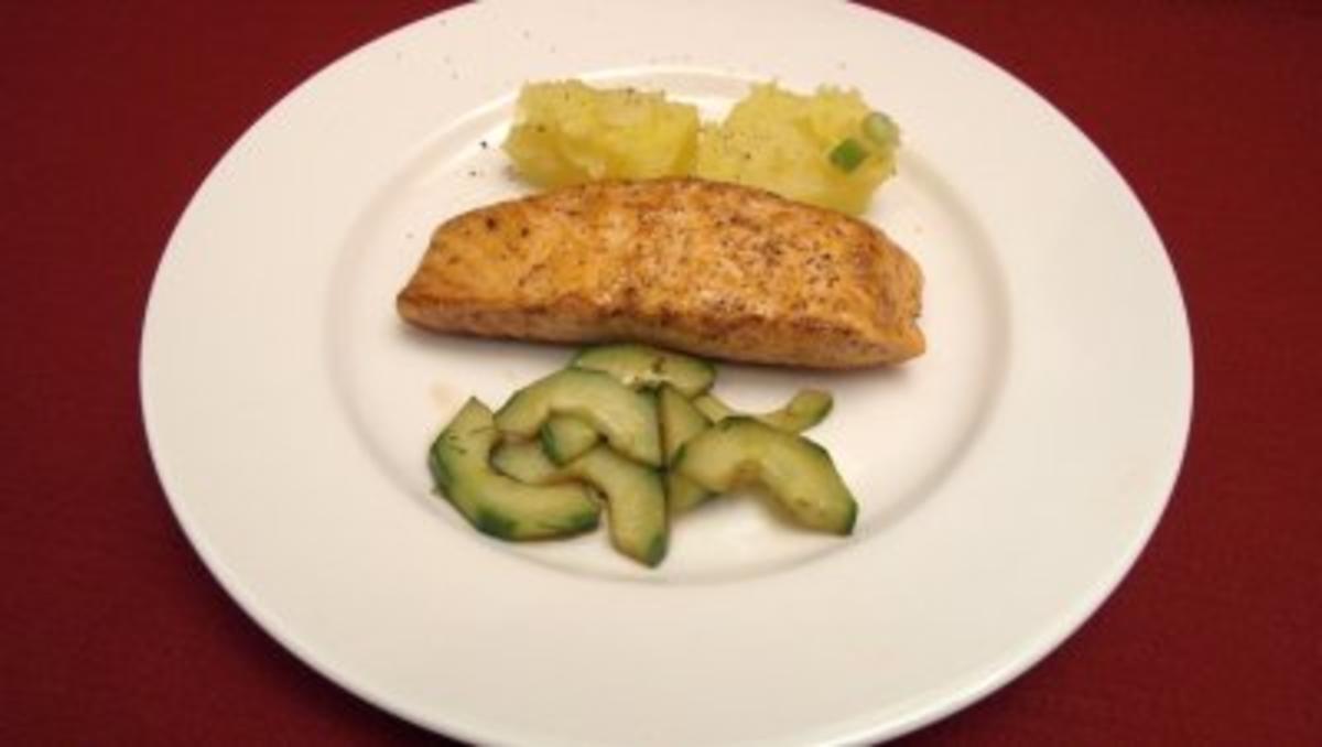 Bilder für Salmon Steak, warmer Kartoffelsalat und Gurkensalat - Rezept