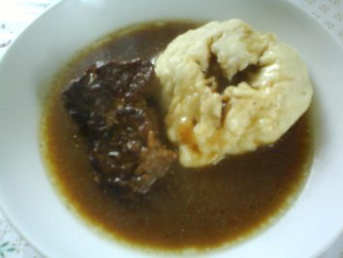 Sauerbraten vom Rind mit frischen Hefeklößen - Rezept