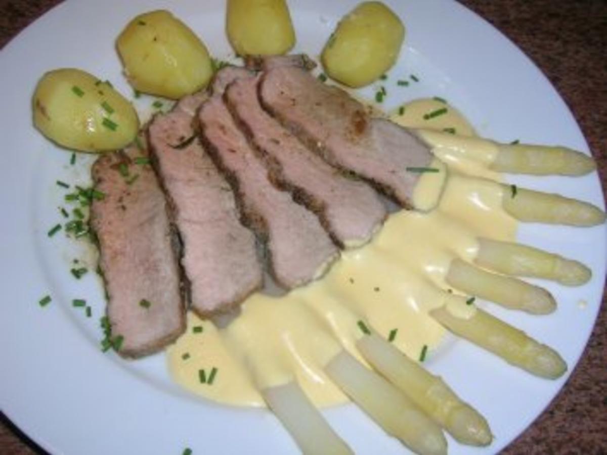 Kalbsrücken, sanft gegart mit Spargel und Sauce Hollandaise - Rezept ...