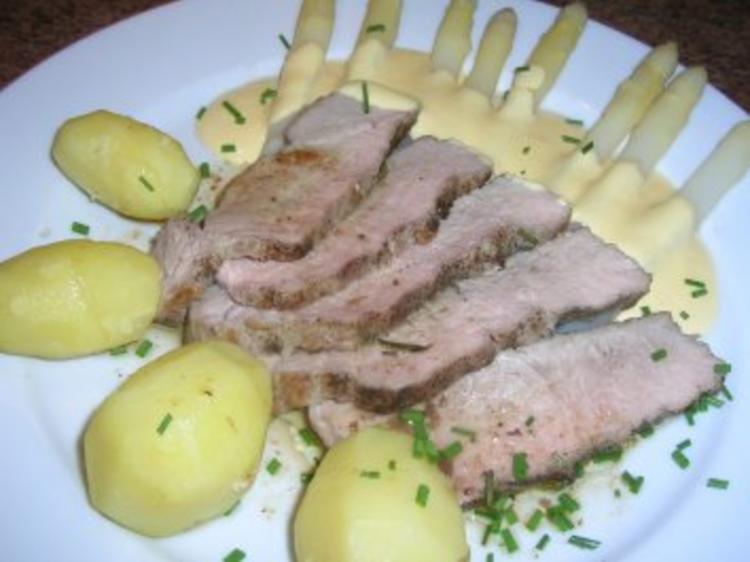 Kalbsrücken, sanft gegart mit Spargel und Sauce Hollandaise - einfach ...