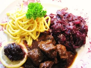 Rezept: Apfel-Rotkohl mit viel Zwiebeln ... Apfel-Rotkohl mit viel Zwiebeln ... - Rezept