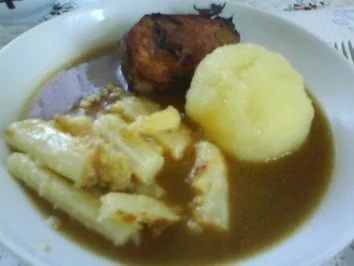 Knusprige Schweinelende mit Butterspargel und Thüringer Klößen - Rezept