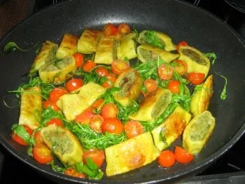 Rezept: Maultaschen gebraten mit Rucola und Tomätchen Bild Nr. 5 Maultaschen gebraten mit Rucola und Tomätchen - Rezept - Bild Nr. 5