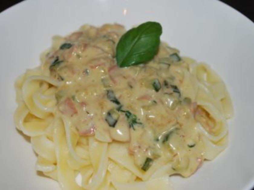 Bandnudeln mit Käsesauce, Zucchini und Schinken - schnell &amp; einfach ...